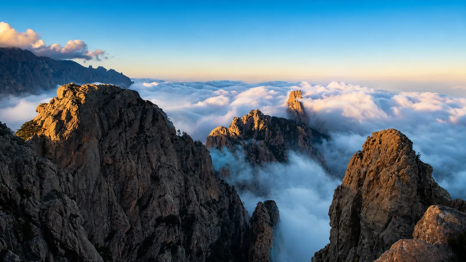 Aiguilles de Bavella dans les nuages