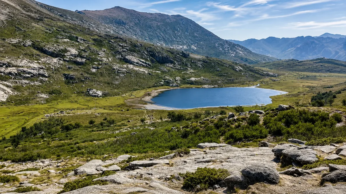 Lac de Nino et ses pozzines
