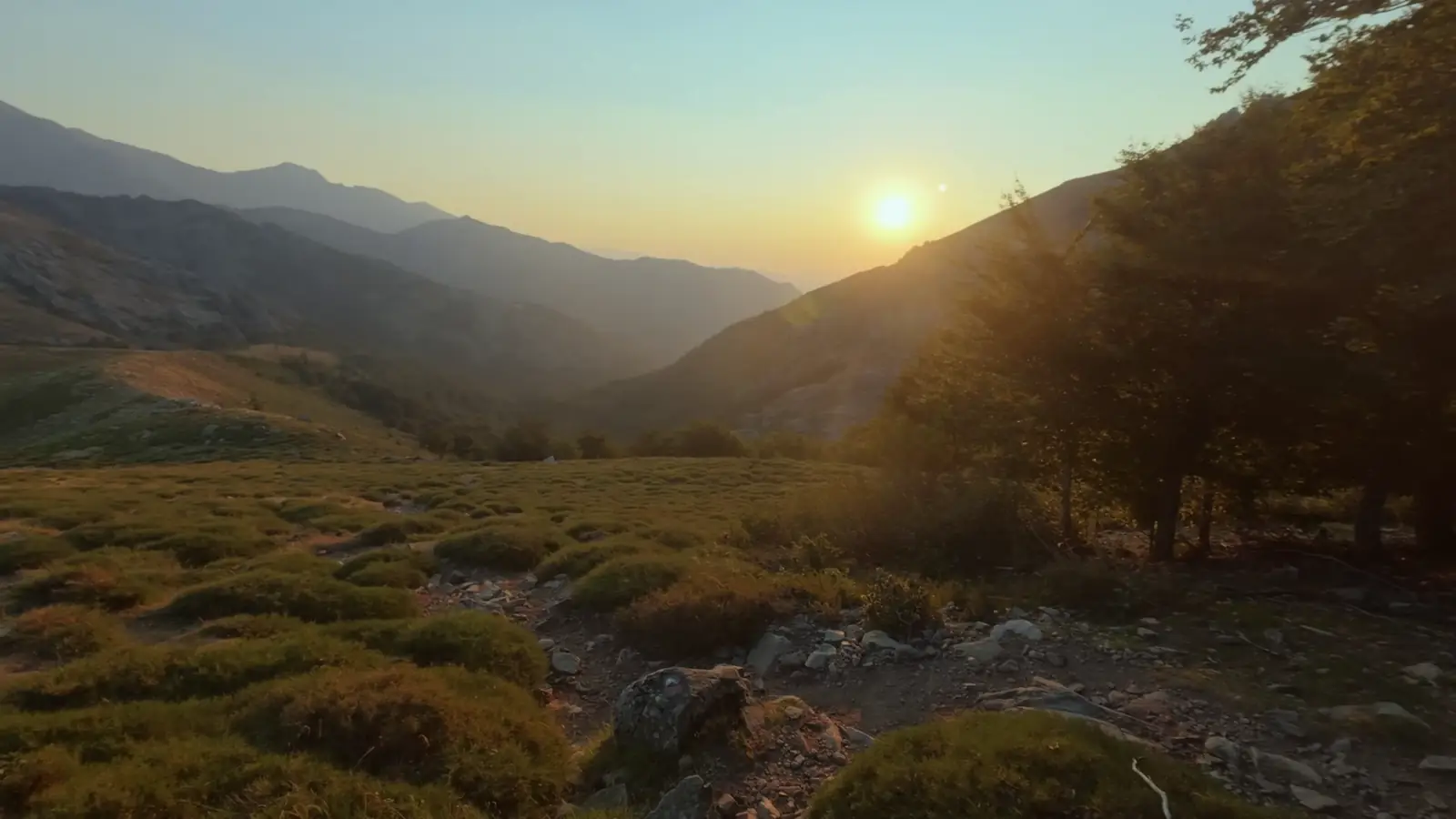 Lever de soleil sur la vallée depuis les pelouses au-dessus du refuge de l'Onda