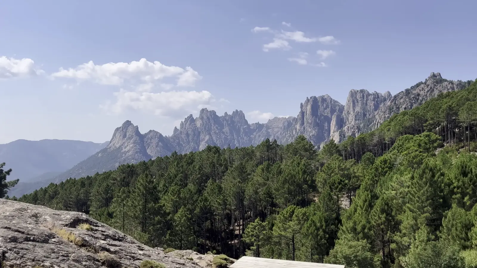 Plateforme de tente en bois face aux aiguilles de Bavella, au refuge de Paliri