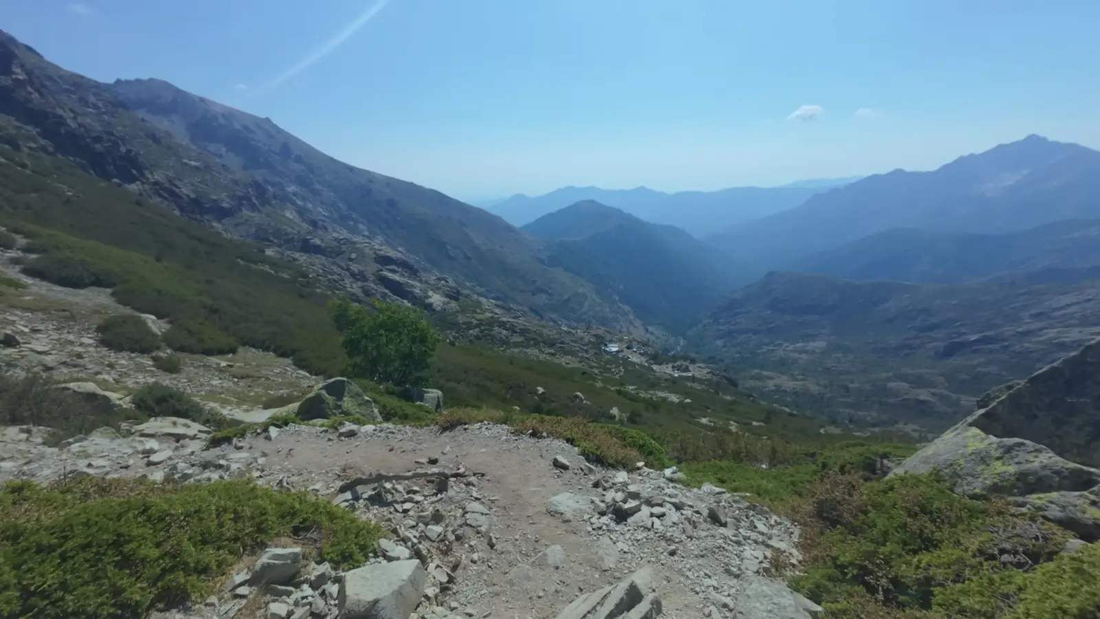 Le refuge de Petra Piana et ses tentes vus depuis la descente de Bocca Muzzella