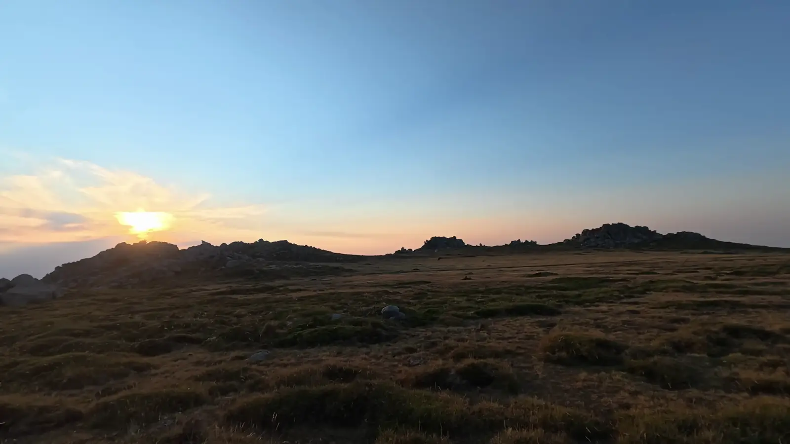 Lumière dorée du matin sur le plateau herbeux du refuge de Prati