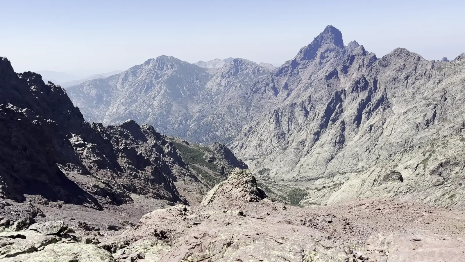 Le vallon du refuge de Tighjettu dominé par la silhouette de la Paglia Orba