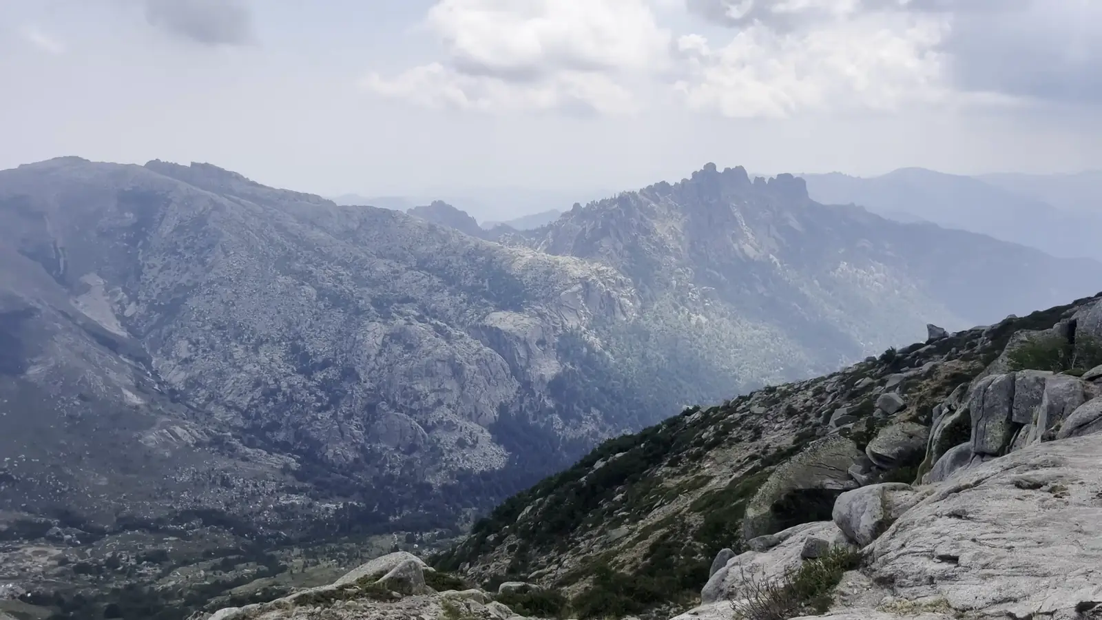 Crêtes granitiques déchiquetées après Usciolu, aiguilles de Bavella à l'horizon